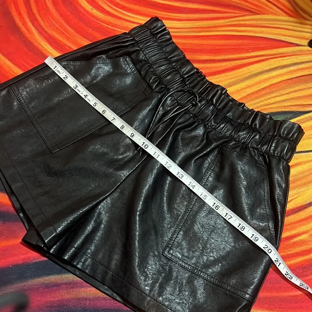 Oversized High Waist Loose Fit Faux Leather Shorts Size 10 - Picture 16 of 17